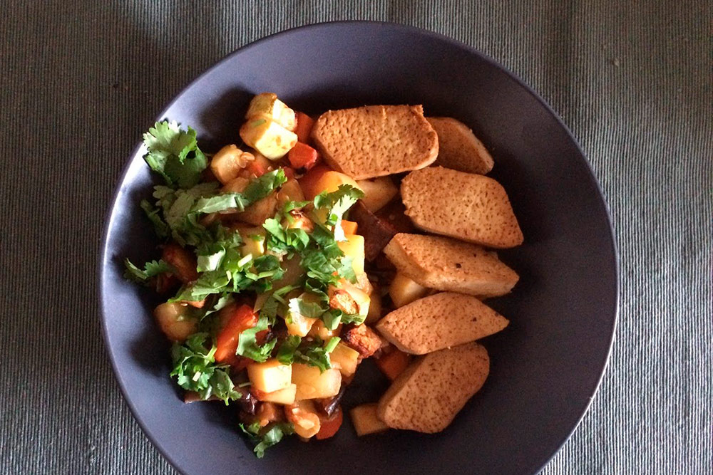 Простой обед: тушеные овощи, свежая зелень и тофу, обжаренный в соевом соусе