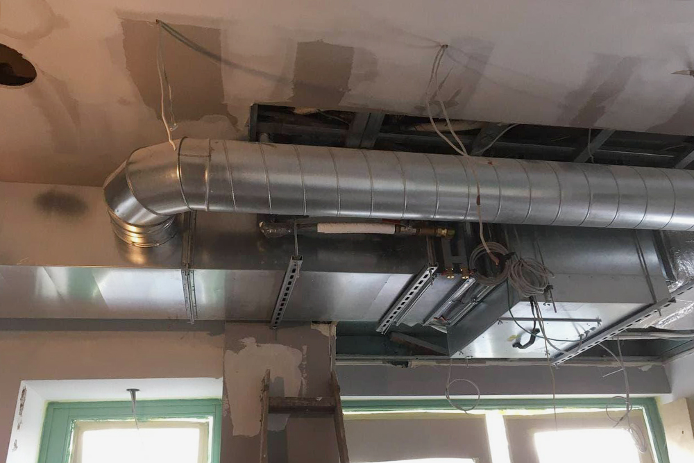 Мотор вентиляции — и то, как конструкция выглядит внутри помещения
