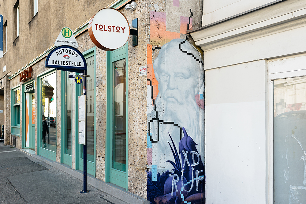 Лев Толстой на граффити за углом фасада ресторана