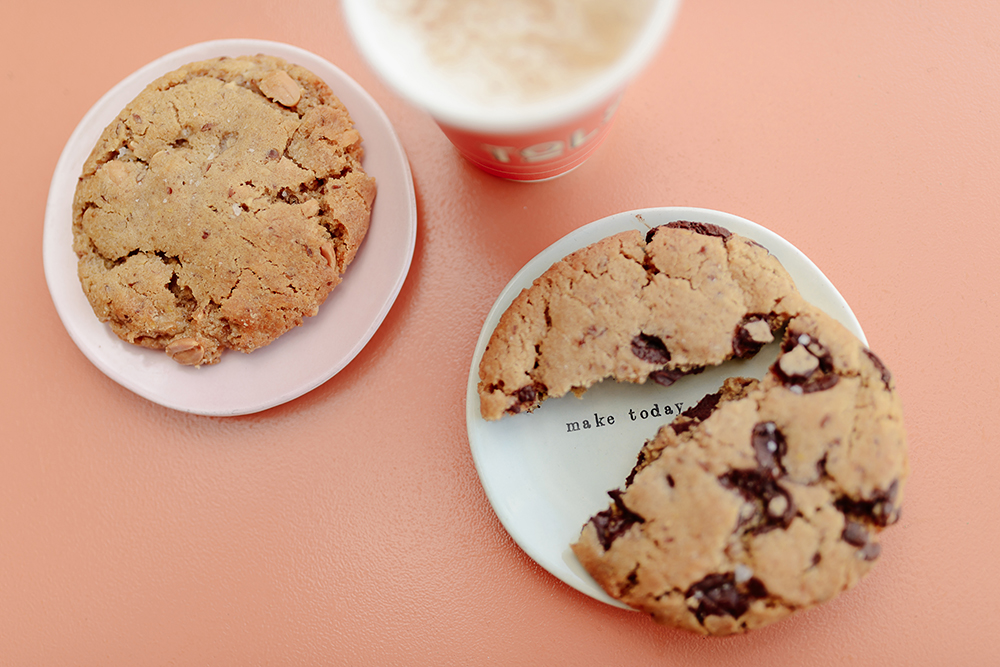 Слева — печенье с арахисовым маслом и белым шоколадом. Справа — печенье с шоколадной крошкой. И то, и другое печенье стоит 2,9 €