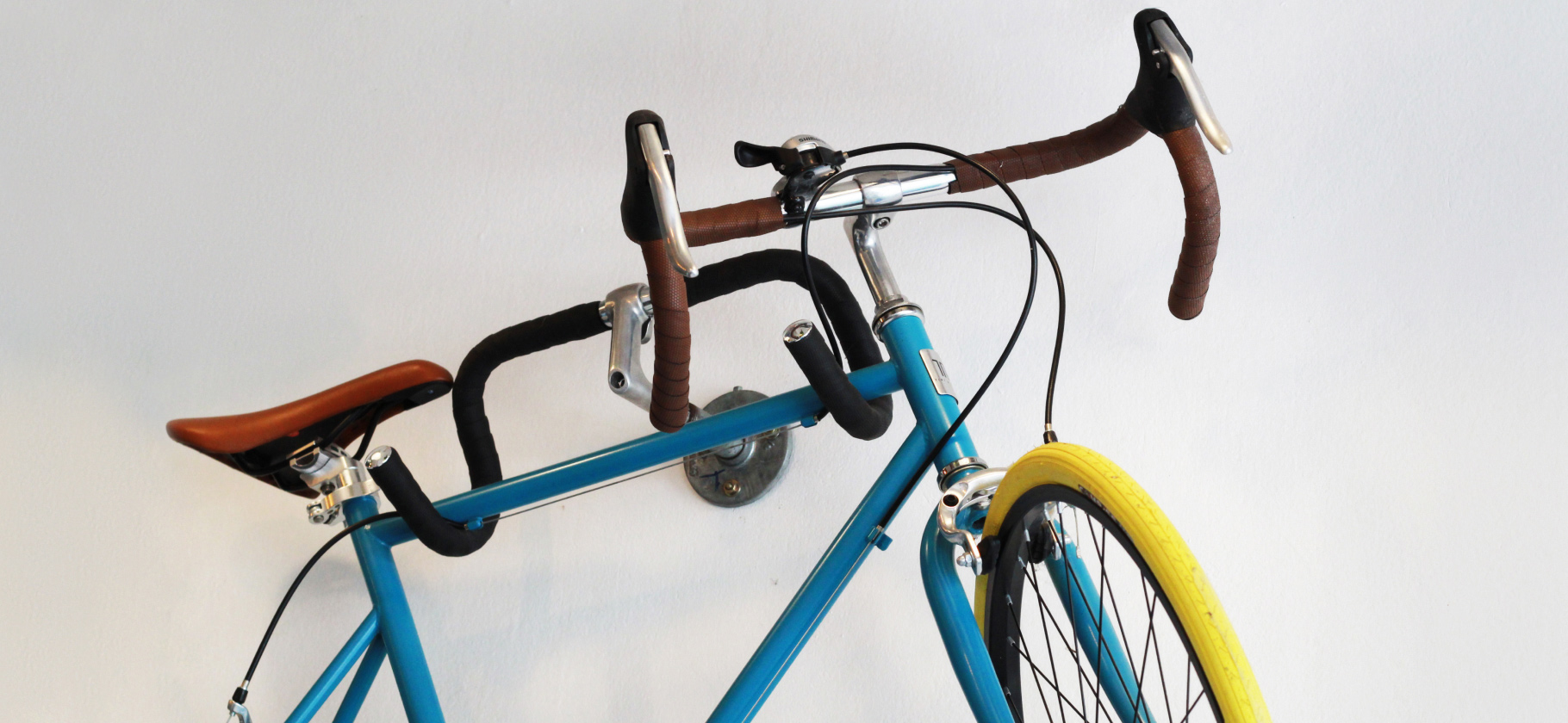 «Квартира крошечная, но место нашлось»: 5 приспособлений для хранения велосипедов дома