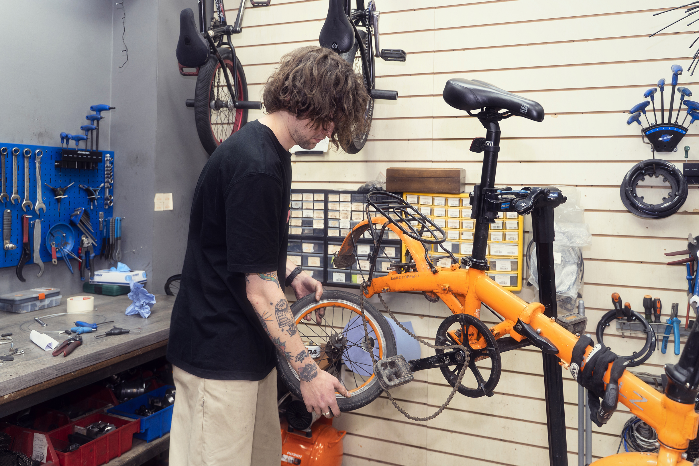 Механик в мастерской одного из магазинов Shulz ремонтирует велосипед