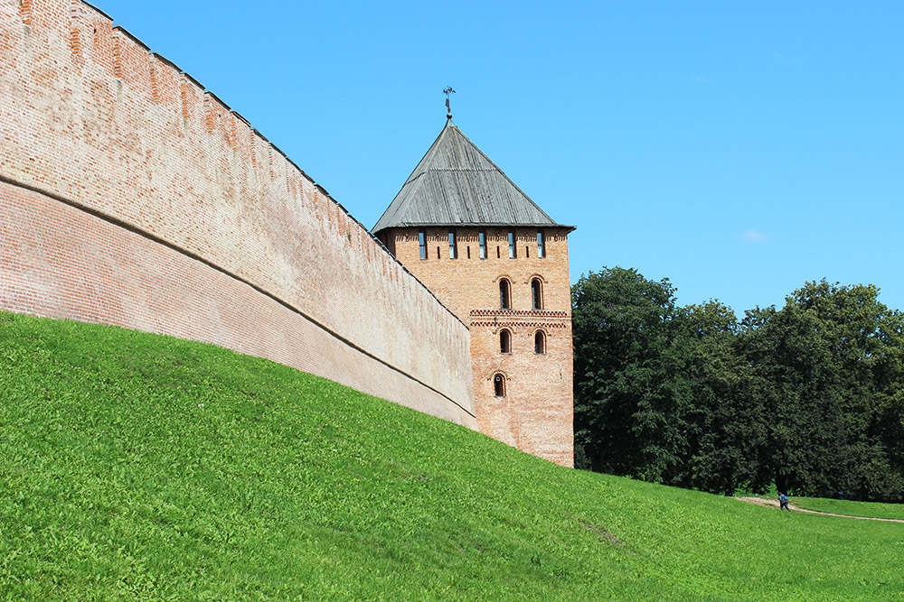 К стенам Новгородского кремля можно подойти вплотную. Большинство башен закрыты для посещения
