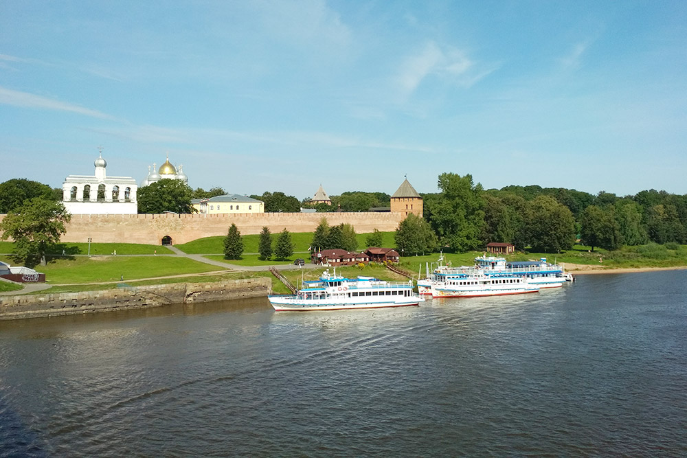 Вид на кремль, собор и звонницу с пешеходного моста через реку Волхов, о котором я расскажу дальше в статье