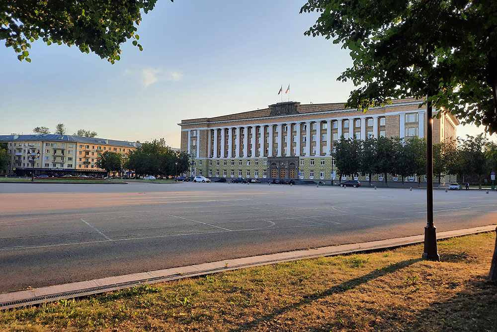 Здание правительства построили по типовому проекту домов Советов в стиле сталинского ампира в 1959 году. Такие же есть в Пензе, Липецке, Орле и других городах