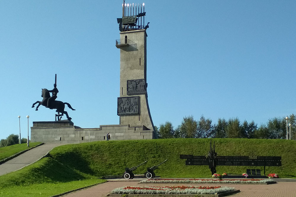 Справа от выхода из кремля в сторону реки расположен Монумент Победы в Великой Отечественной войне. Новгородцы зовут его просто «Конь»