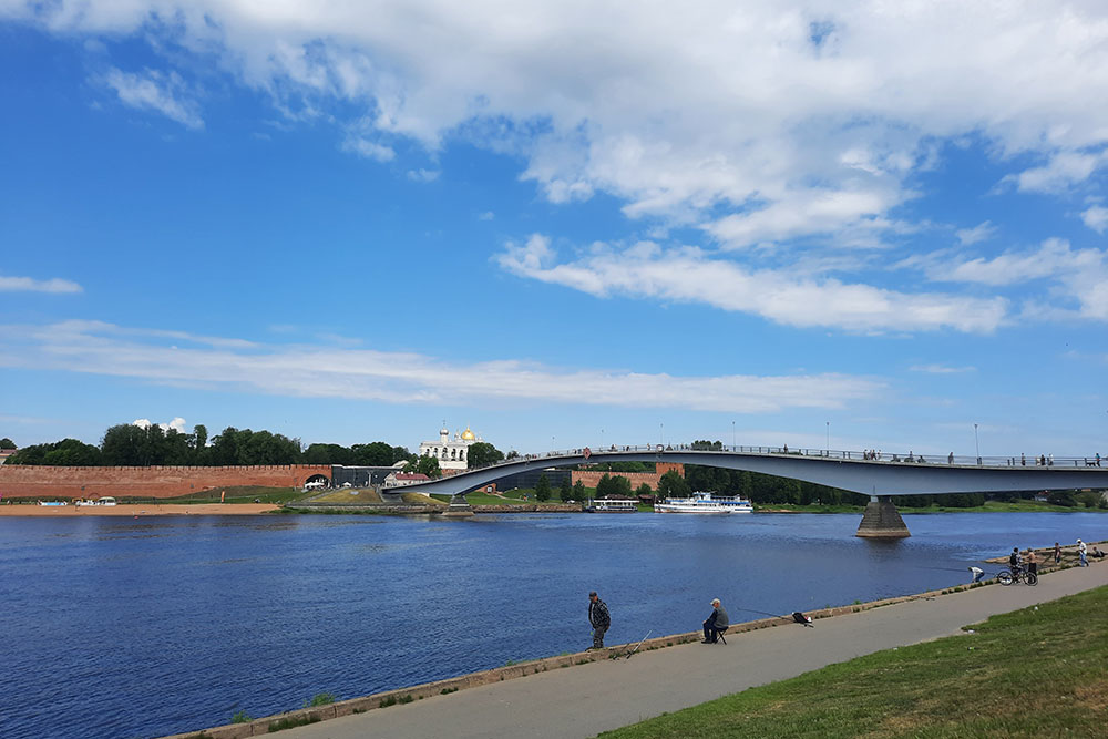 «Горбатый» пешеходный мост, который соединяет Софийскую и Торговую стороны Великого Новгорода