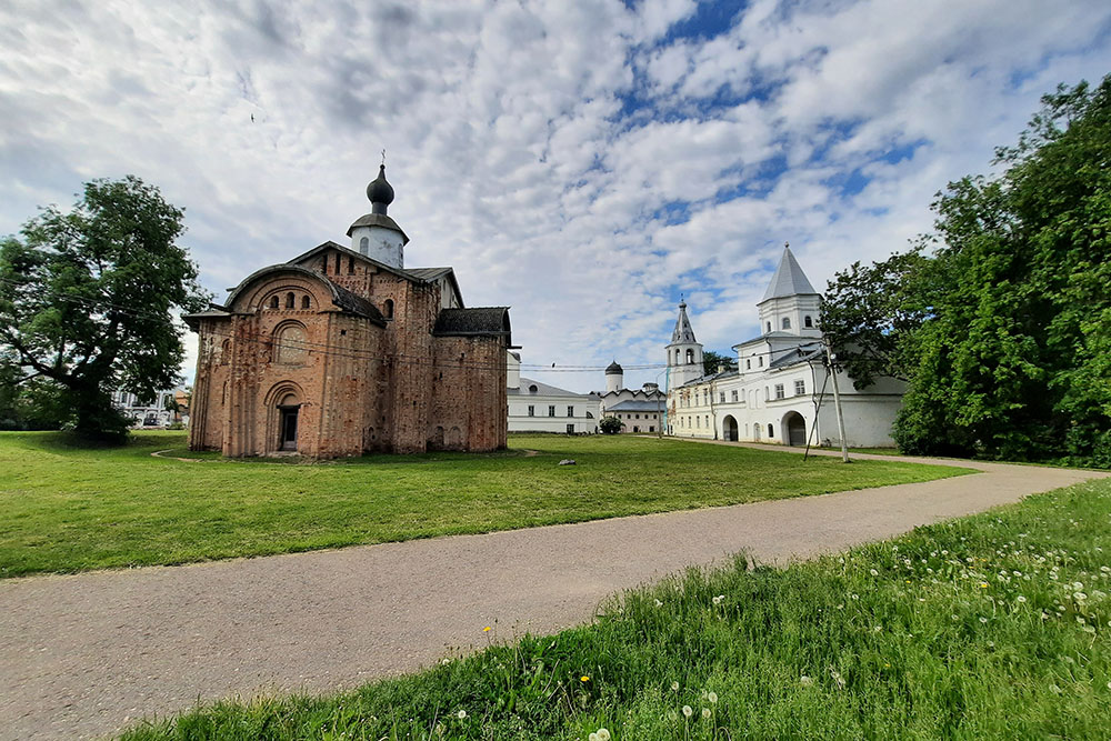 На переднем плане — церковь Параскевы Пятницы, а справа от нее — воротная башня новгородского торга