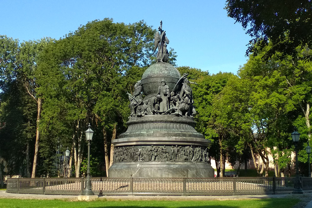 Памятник имеет форму шапки Мономаха — эмблемы самодержавной власти Российской империи