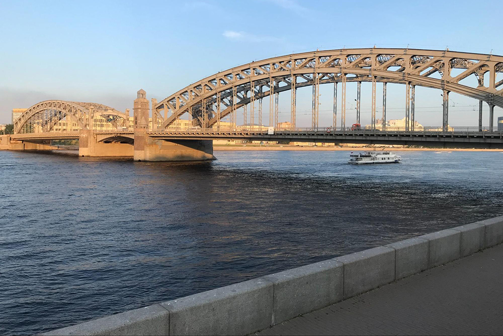 Вид со Смольной набережной на Большеохтинский мост