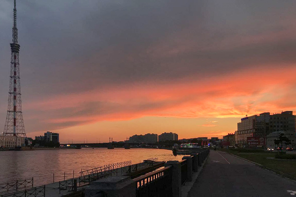 Такой закат на Выборгской набережной я видела в период белых ночей в Петербурге
