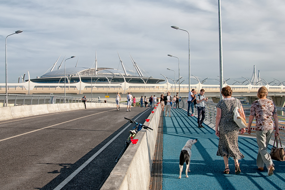 Яхтенный мост. Обычно велосипедисты едут между красной и синей дорожками. Фотография: Telia / Shutterstock / FOTODOM