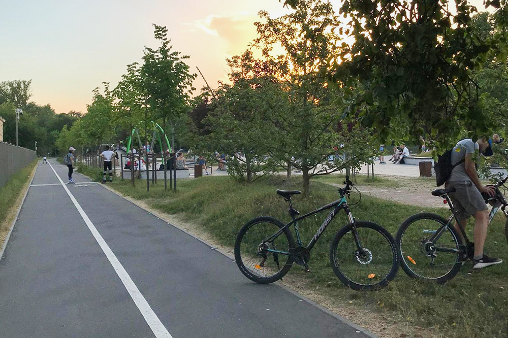 Велосипедная дорожка вдоль зоны отдыха на реке Карповке