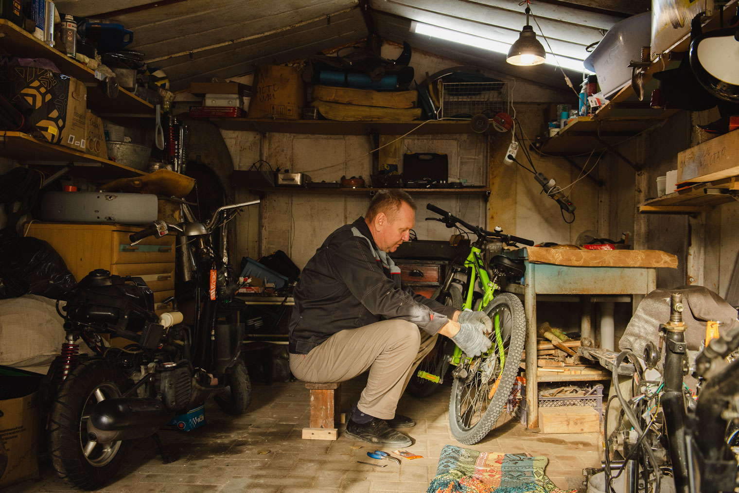 Папа делает ежедневный мелкий ремонт и техническое обслуживание велосипедов. Это экономит средства