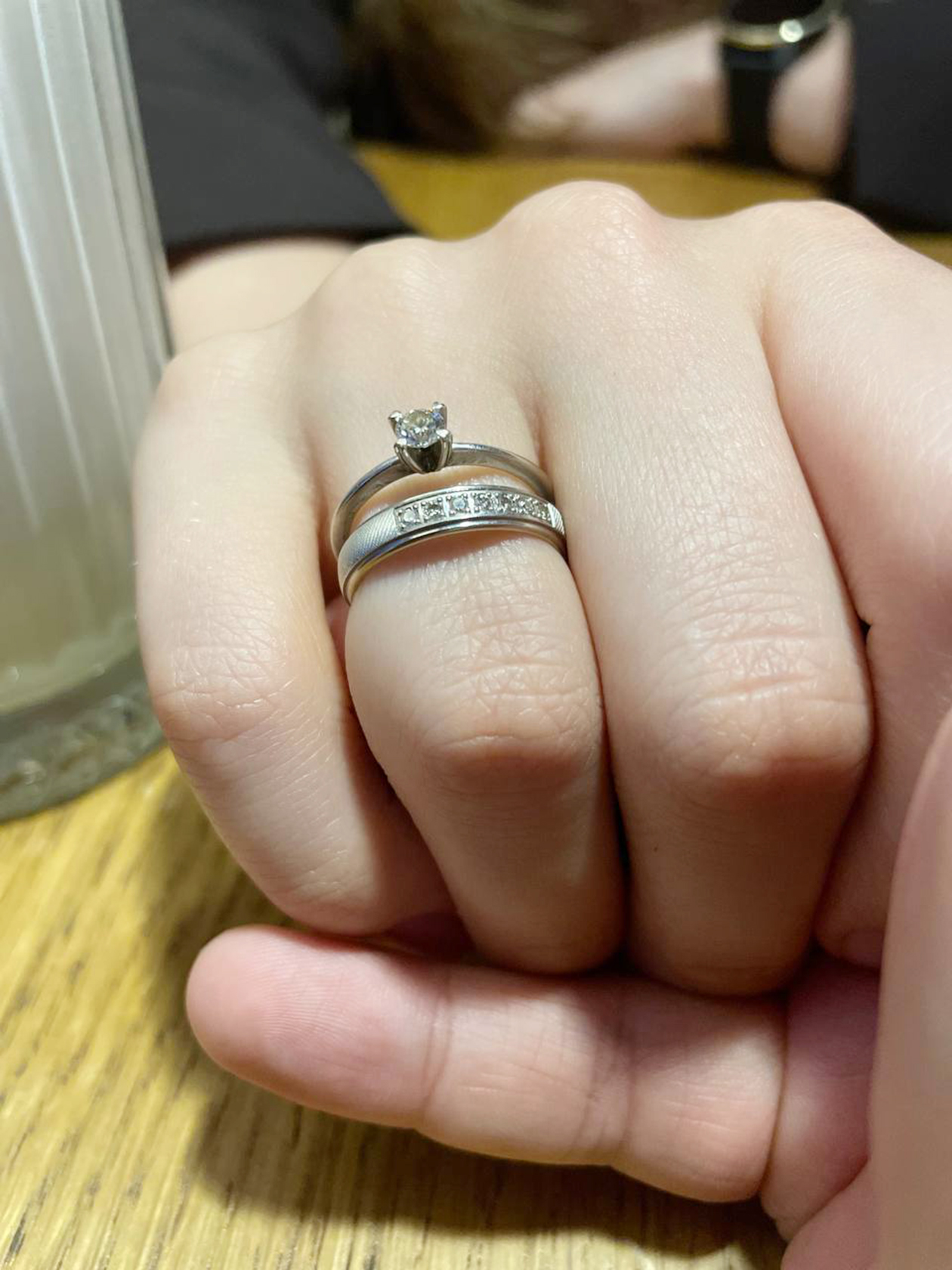 Кольцо с одним бриллиантом — помолвочное, с несколькими — обручальное