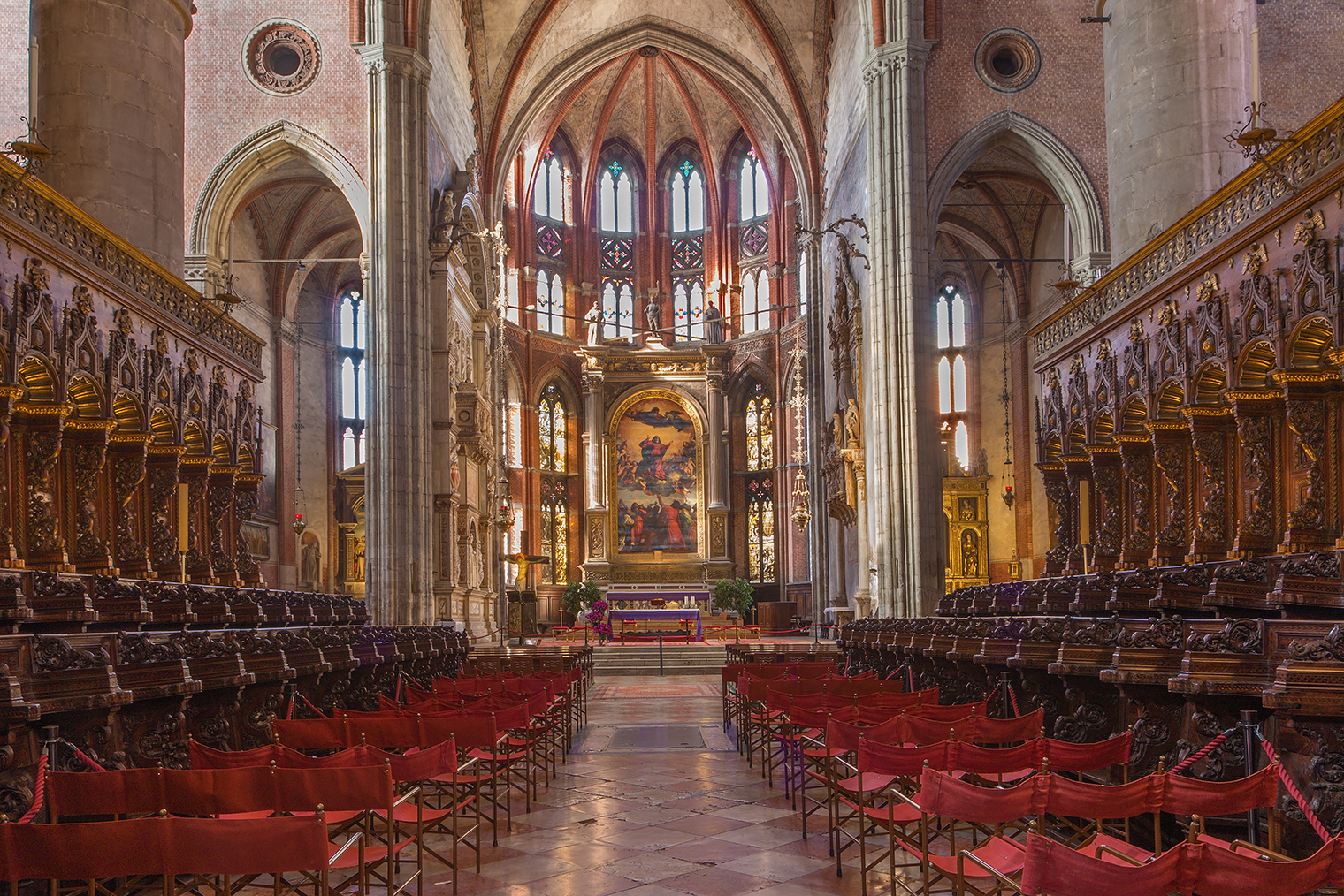 Главный алтарь церкви с еще одним шедевром Тициана в центре — картиной «Вознесение Девы Марии». Фотография: Renata Sedmakova / Shutterstock