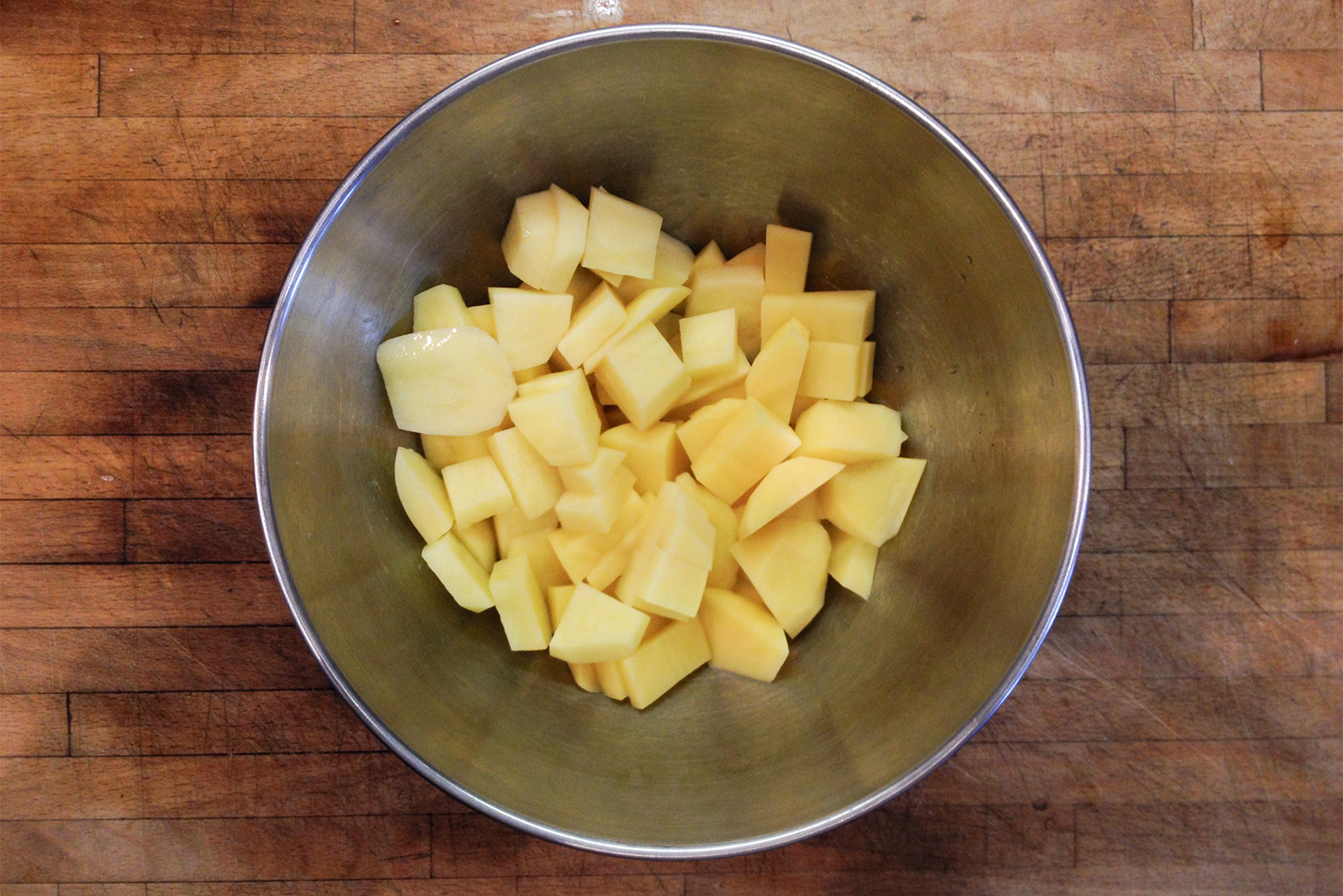 Неважно, как нарезать картошку для крем⁠-⁠супа: она все равно превратится в пюре. Но чем меньше будут куски, тем быстрее она сварится