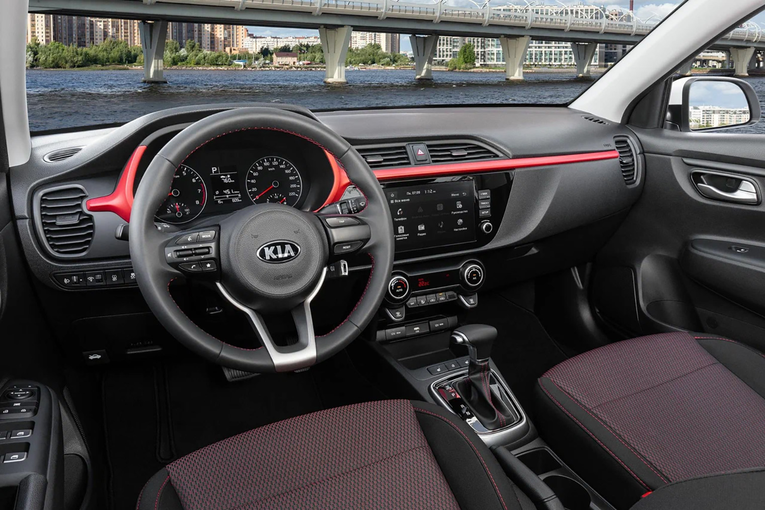 Салон Kia Rio четвертого поколения в комплектации Style отличается ярко-красными элементами отделки. © Kia