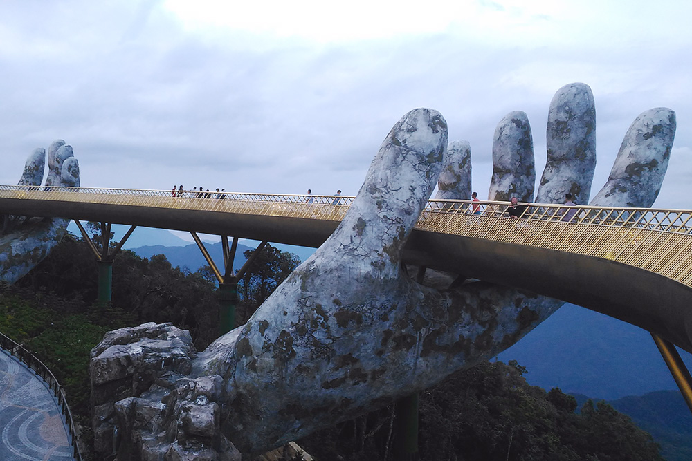 Мост «Руки Бога» в пригороде Дананга привлекает много туристов