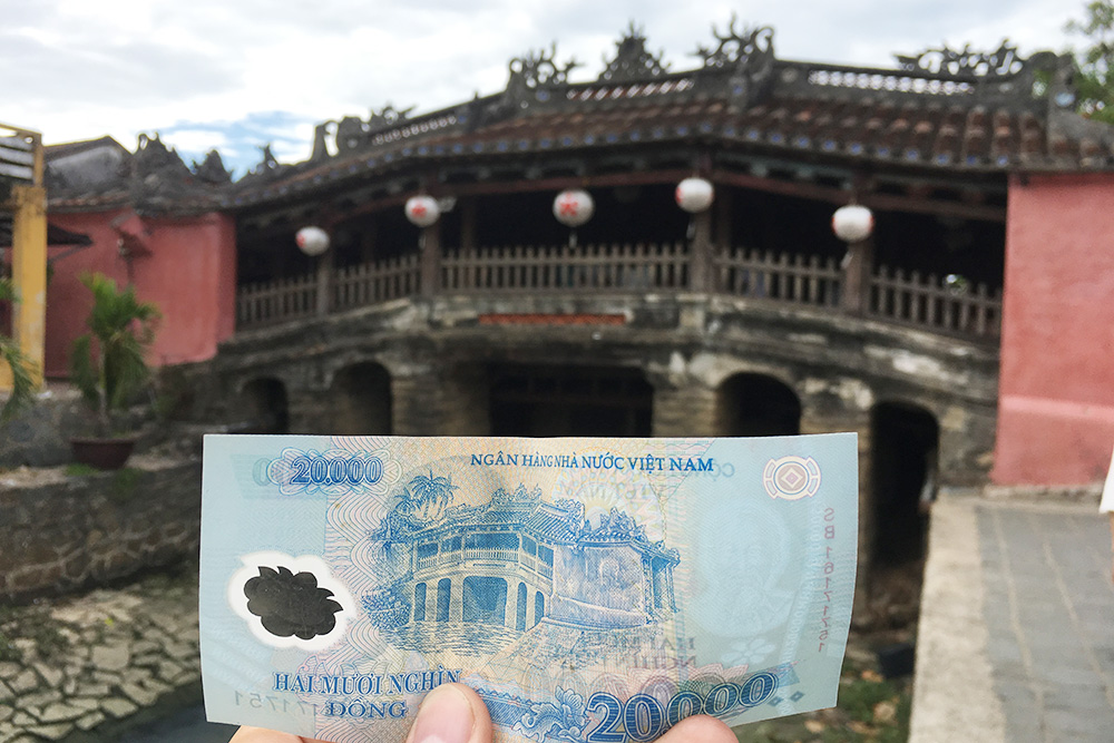 Купюра 20 000 донгов с изображением японского крытого моста в городе Хойан