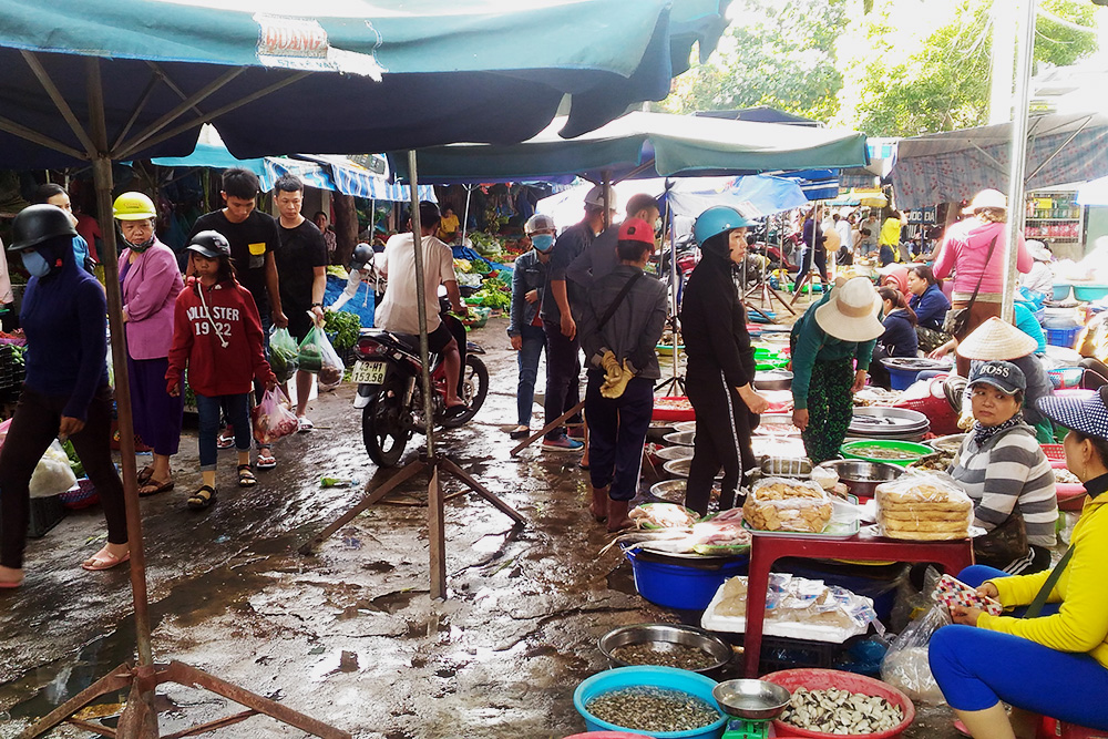 Типичный вьетнамский рынок: морепродукты в тазиках, фрукты в ящиках и байки между рядами