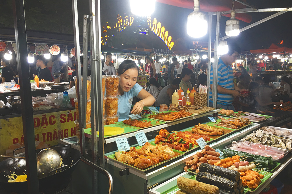 Уличная еда на ночном рынке Дананга вкусная и недорогая