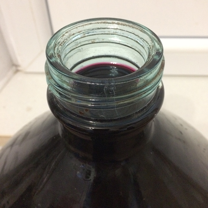 Бутыль заполняю виноматериалом под горлышко
