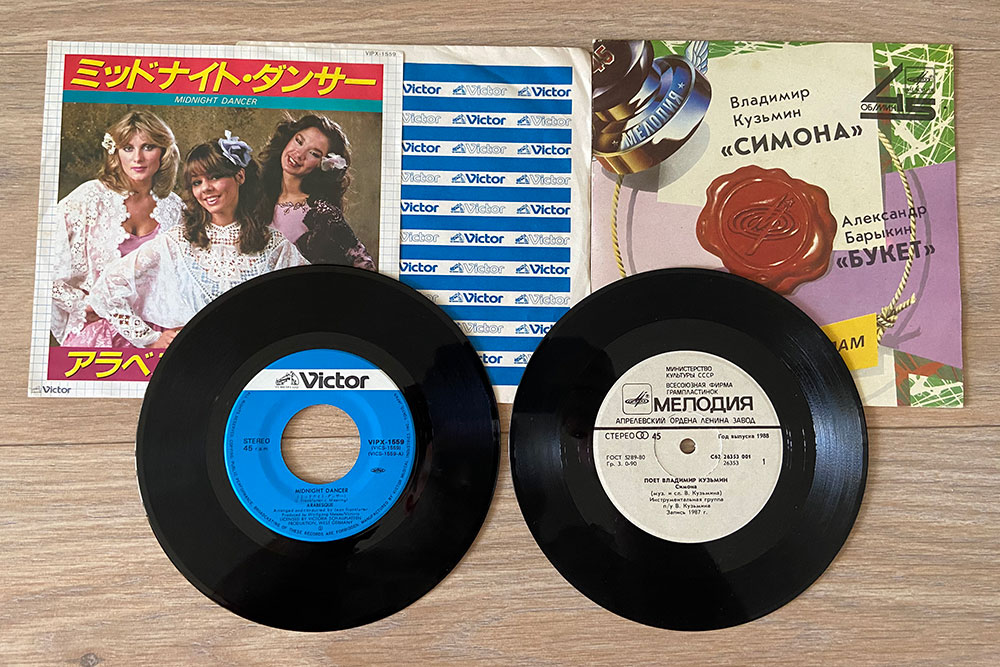 Синглы из коллекции моей мамы: слева — японская пластинка с отверстием для музыкального автомата, справа — стандартный советский диск фирмы «Мелодия»