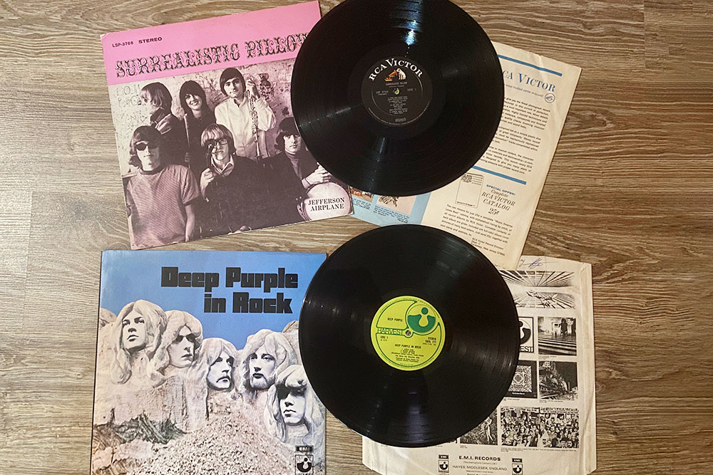 Все культовые альбомы в моей коллекции — оригиналы: Surrealistic Pillow от Jefferson Airplane — американец 1967 года выпуска, Deep Purple in Rock — английский 1970 года