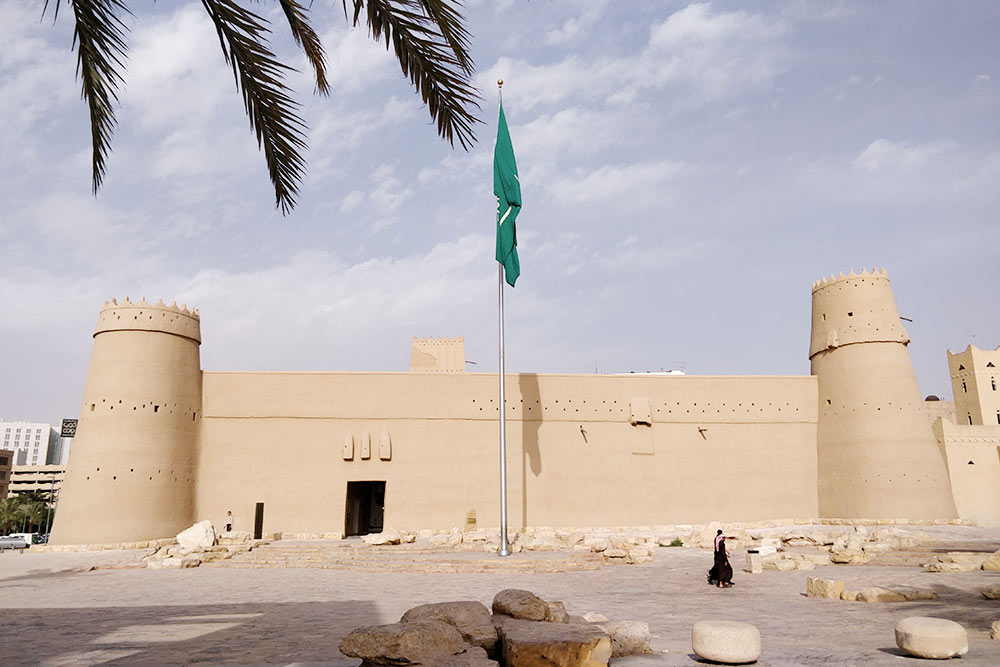 Крепость Масмак и Площадь правосудия — это печально известное место, где периодически устраивают публичные смертные казни через отрубание головы арабской саблей