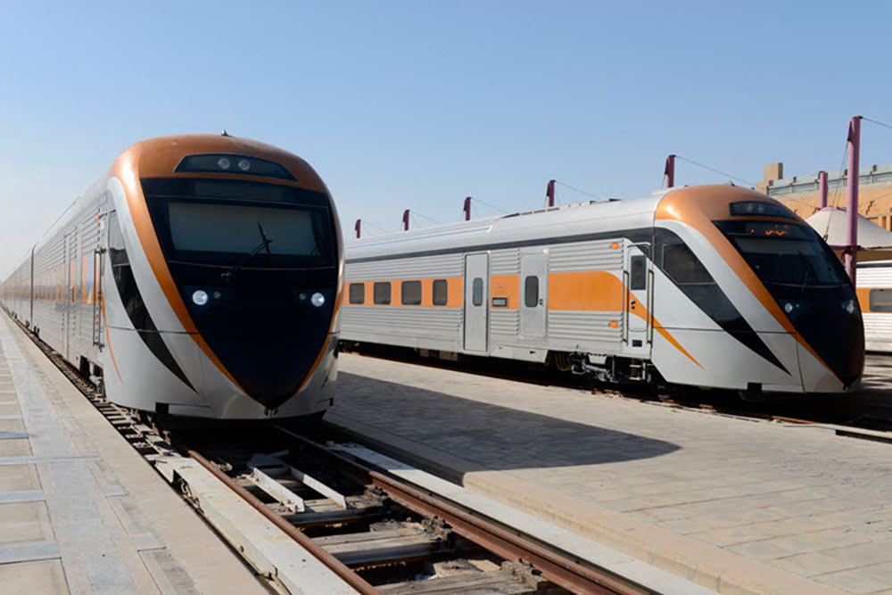 Вагоны в саудовских поездах бывают первого или второго класса, а локомотивы не электрические, а дизельные — чтобы не тянуть линии электропередач по пустыне. Источник: visitsaudi.com