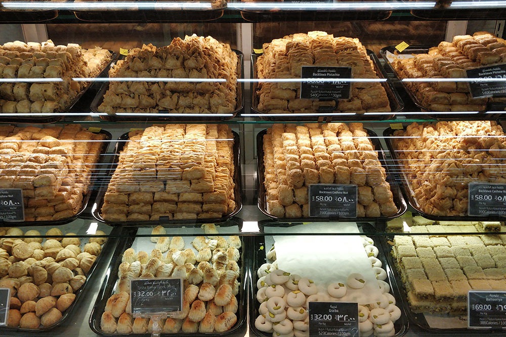 Свежие сладости можно купить в специальных магазинах или в больших супермаркетах