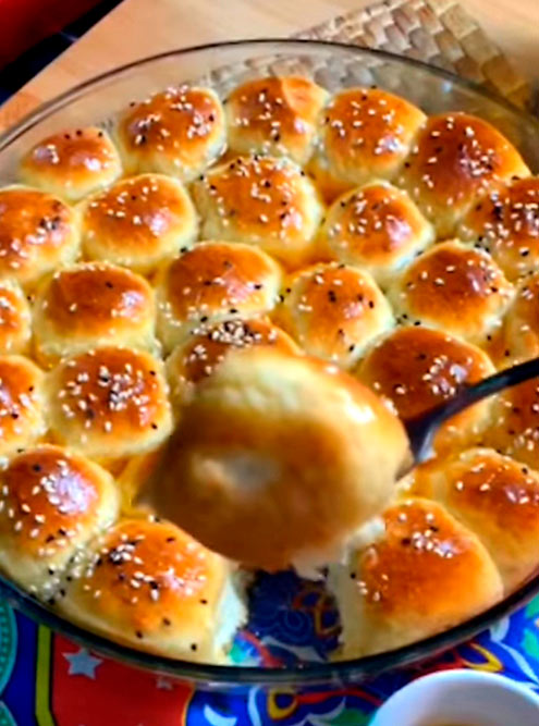 Эти булочки, начиненные сливочным сыром и политые сиропом, называются «халийя-нахель»