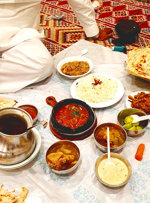 Дома саудовцы часто едят расположившись прямо на полу
