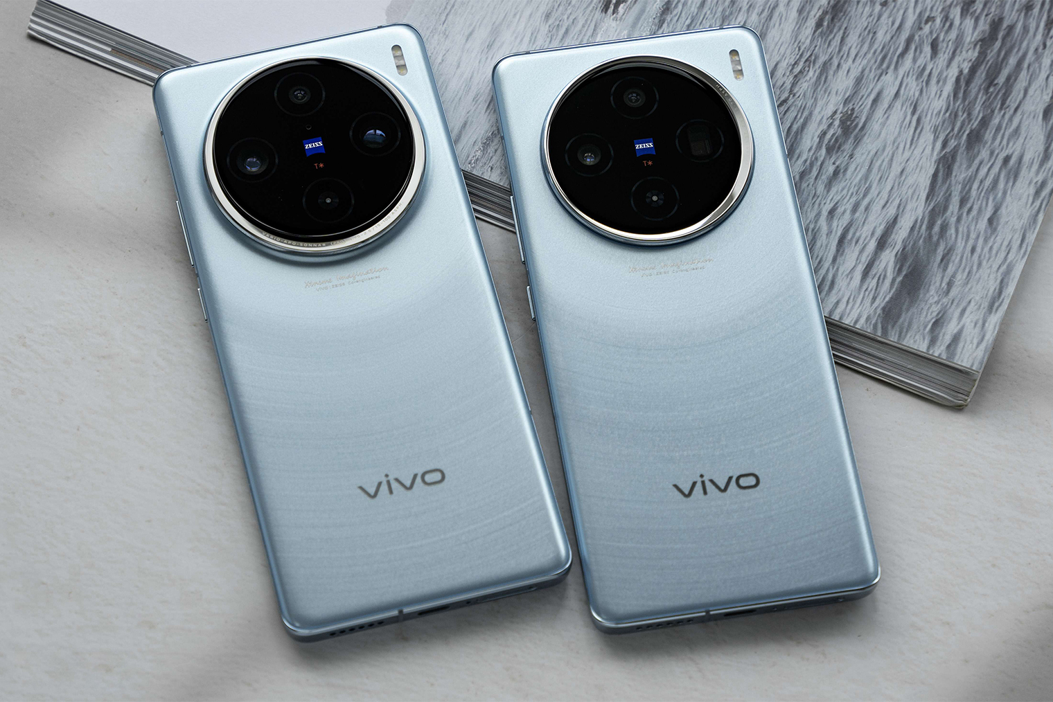Vivo X100 Pro (слева) и Vivo X100 (справа). Различить их можно по форме одного из объективов и окантовке модуля. У базовой модели утолщение смотрит вправо, а у версии Pro — вниз. Источник: vopmart.com