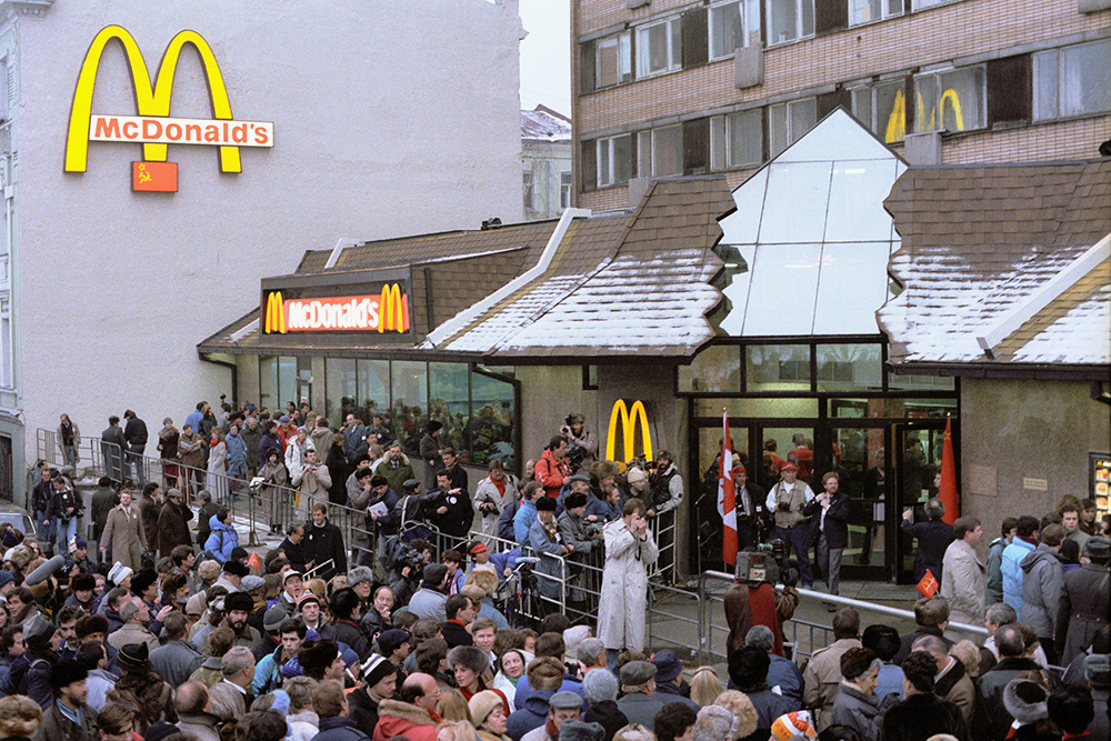 В день открытия первого «Макдональдса» к ресторану пришло около 30 тысяч человек. Источник: Олег Булдаков / ТАСС