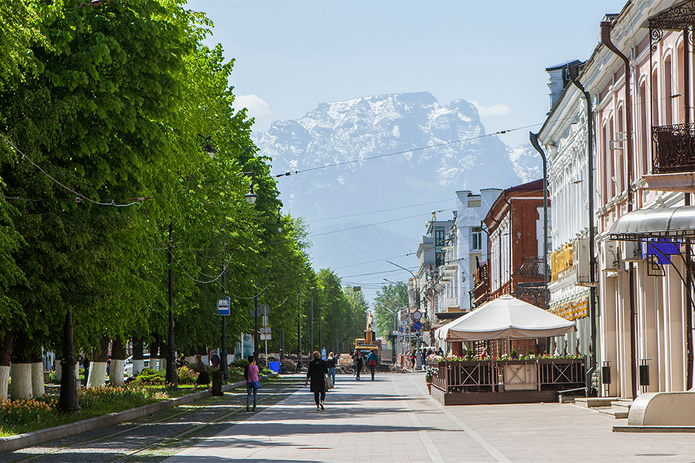 В хорошую погоду с проспекта Мира видно горы. Фото: Sergei Afanasev / Shutterstock