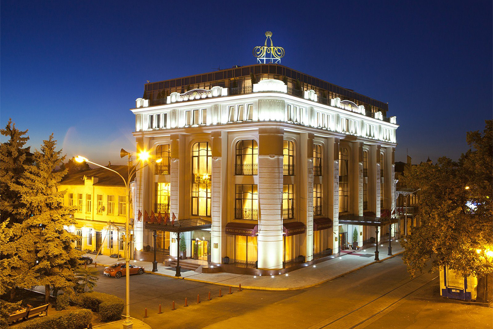 Отель «Александровский» в центре проспекта. В 2023 году номера в нем стоят от 5200 ₽. Источник: сообщество «Гранд-отель „Александровский“» во «Вконтакте»