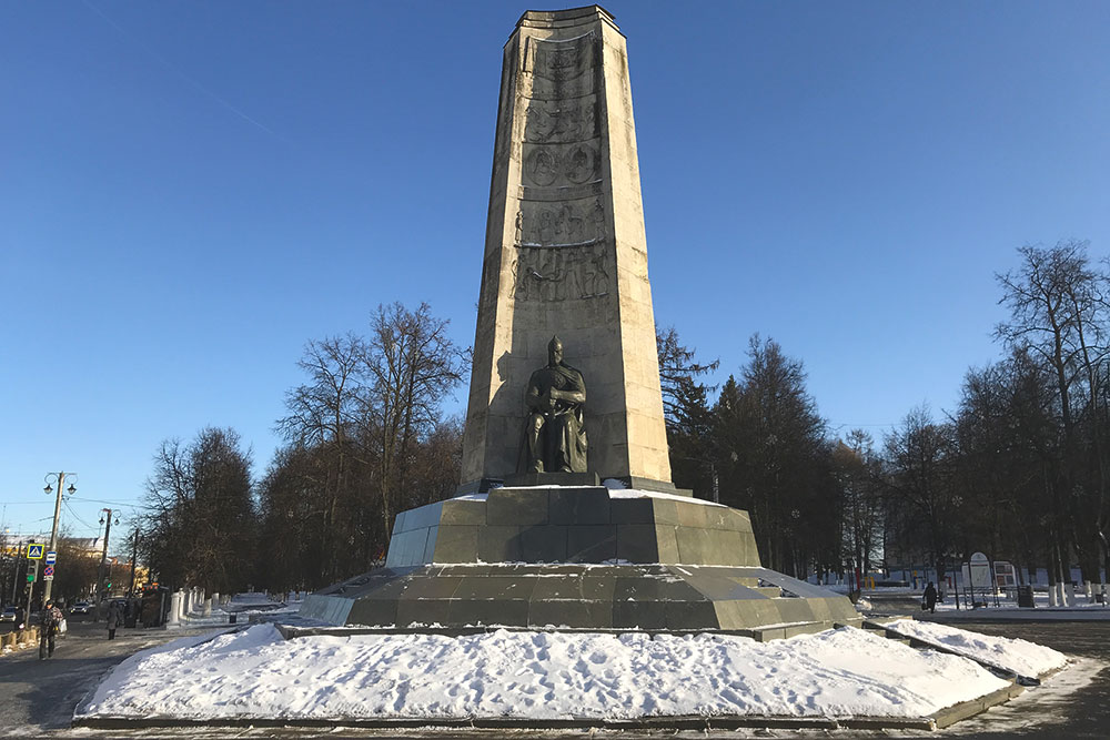 Соборная площадь. Монумент к 850⁠-⁠летию города Владимира