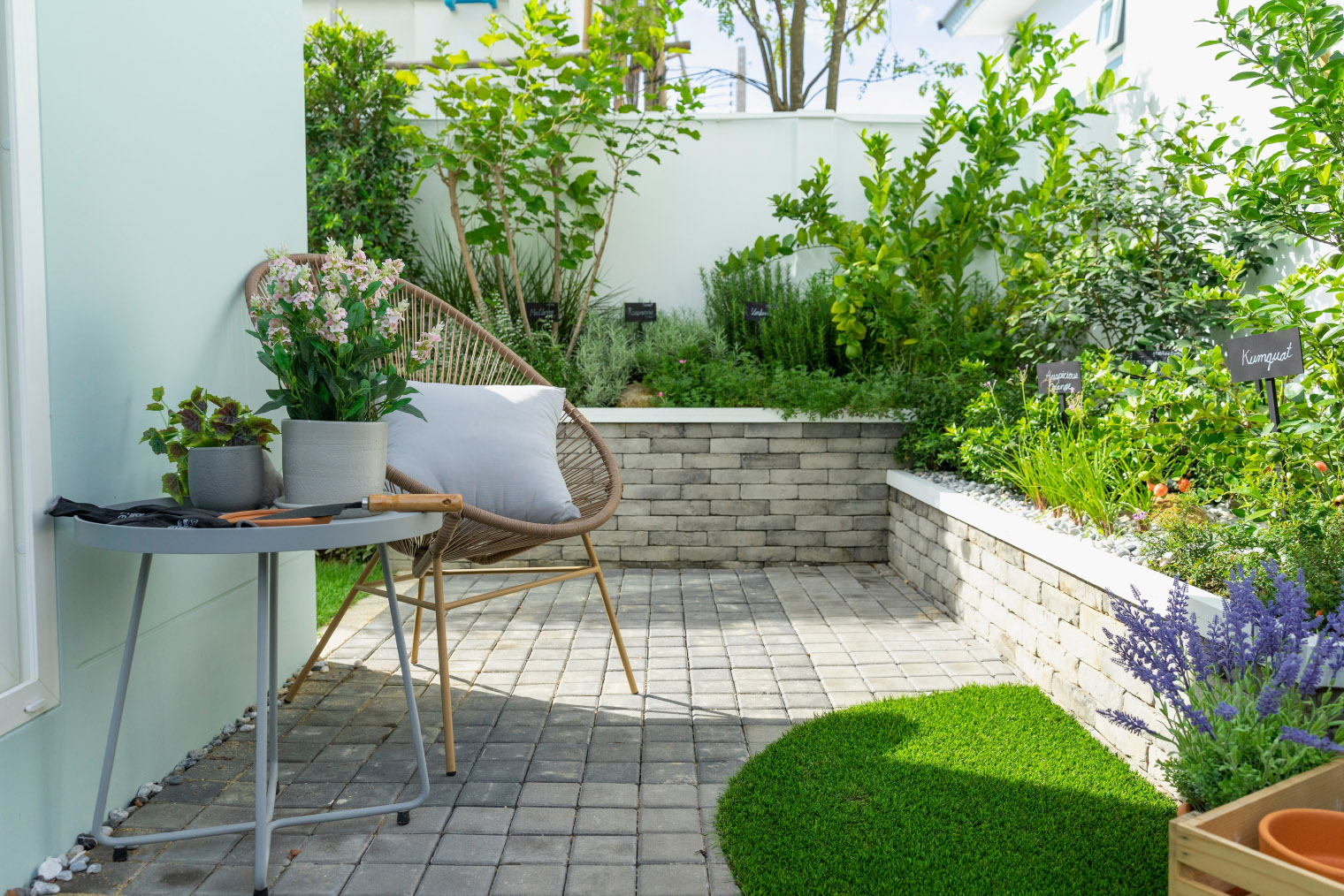 Хорошее решение для маленьких дворов и зоны отдыха у дома. Источник: ben bryant / Shutterstock