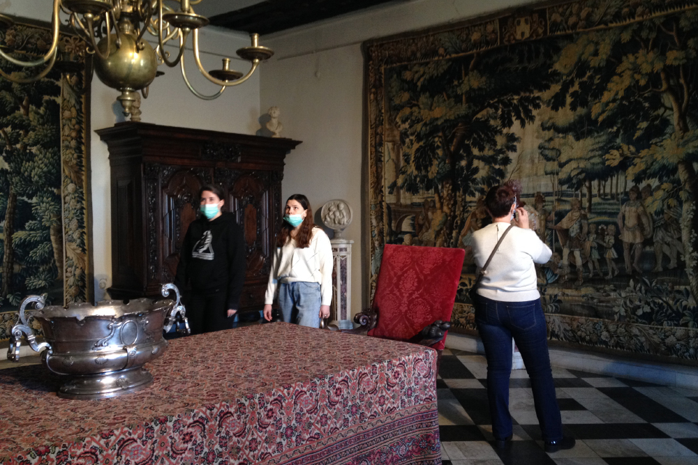 Дворец украшают шпалеры — безворсовые ковры, или гобелены