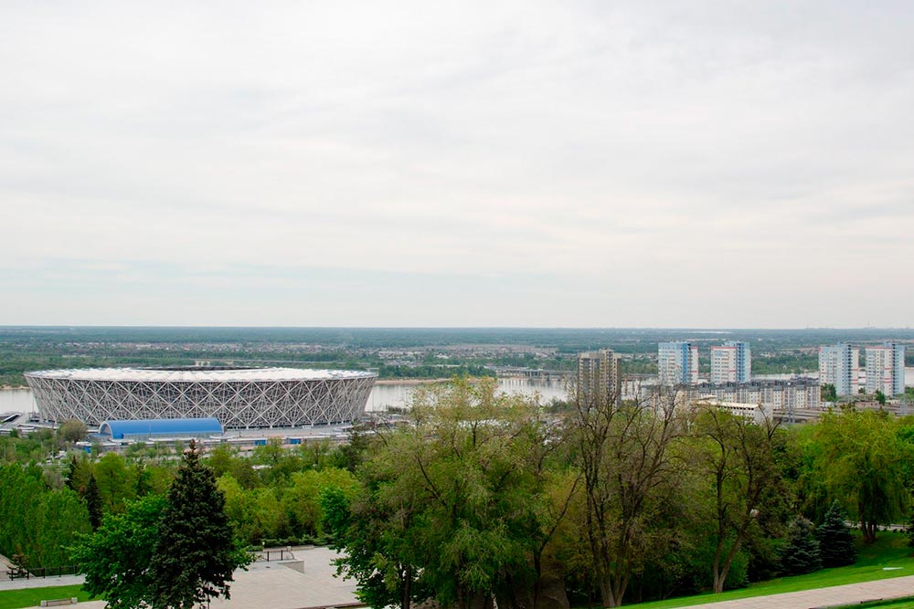 Вид на центр города — на переднем плане стадион «Волгоград-Арена», а за ним Волга