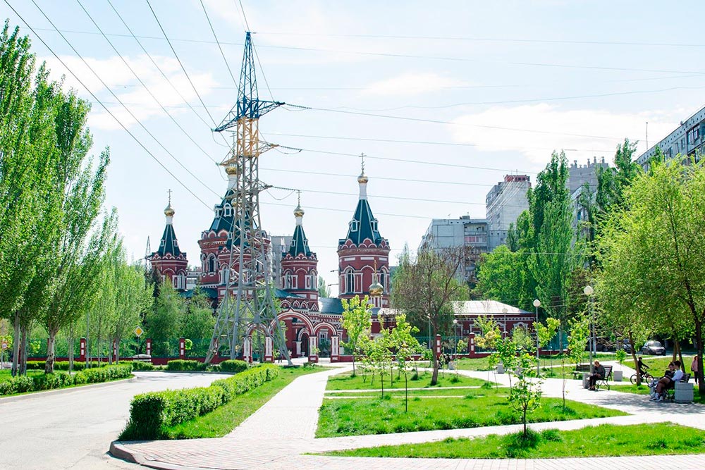 Казанский кафедральный собор и зеленая зона рядом с ним в Ворошиловском районе в 10 минутах от моего дома