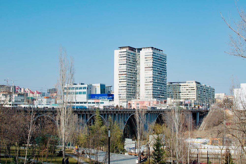 На фото мост, который разделяет Ворошиловский и Центральный районы. На переднем плане парк, где я часто гуляю