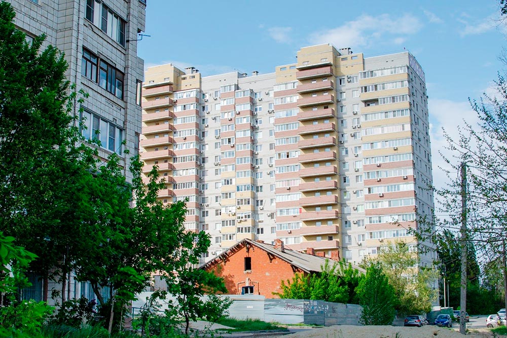 Дом в Ворошиловском районе, в котором живу я. В 2015 году однокомнатная квартира обошлась мне в 1,8 млн рублей
