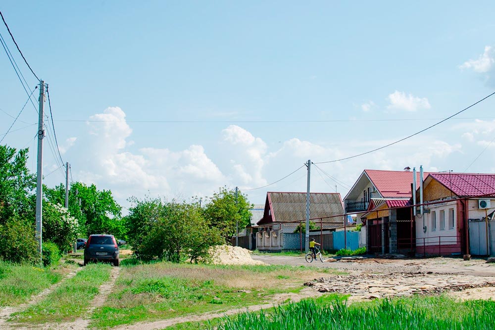 А это частный сектор в Советском районе — поселок Горьковский. Цены на такие дома начинаются от 1 млн рублей
