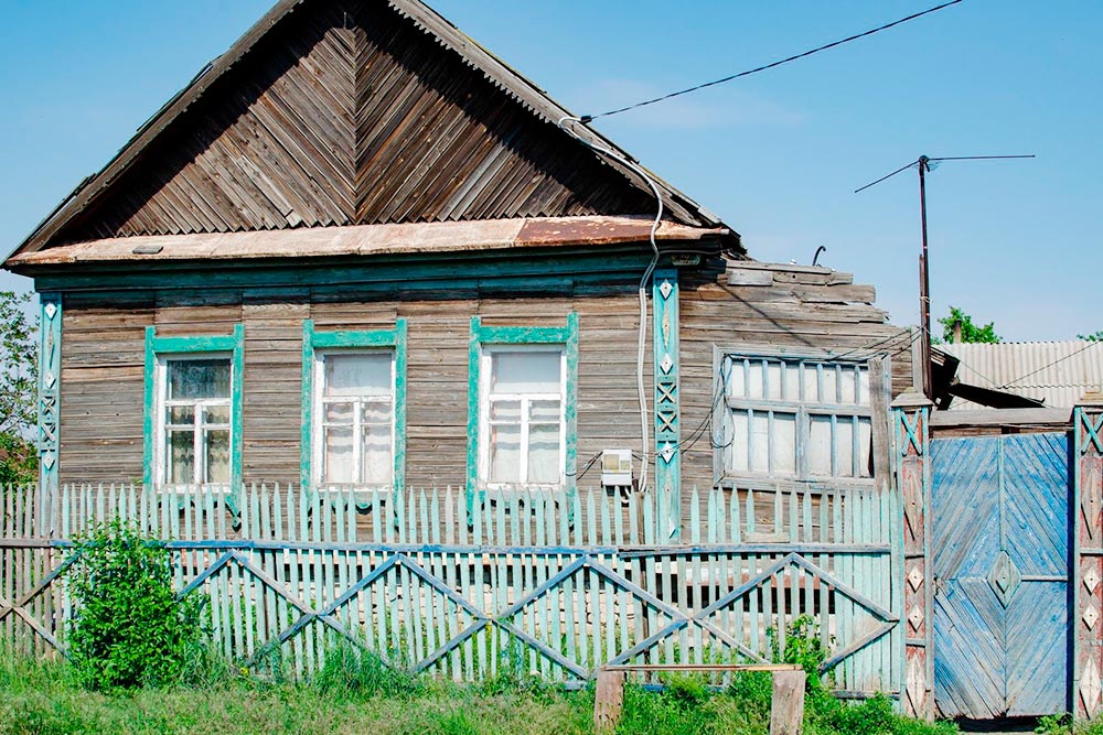 В Волгограде много где сохранились такие традиционные деревенские дома, этот — в Советском районе