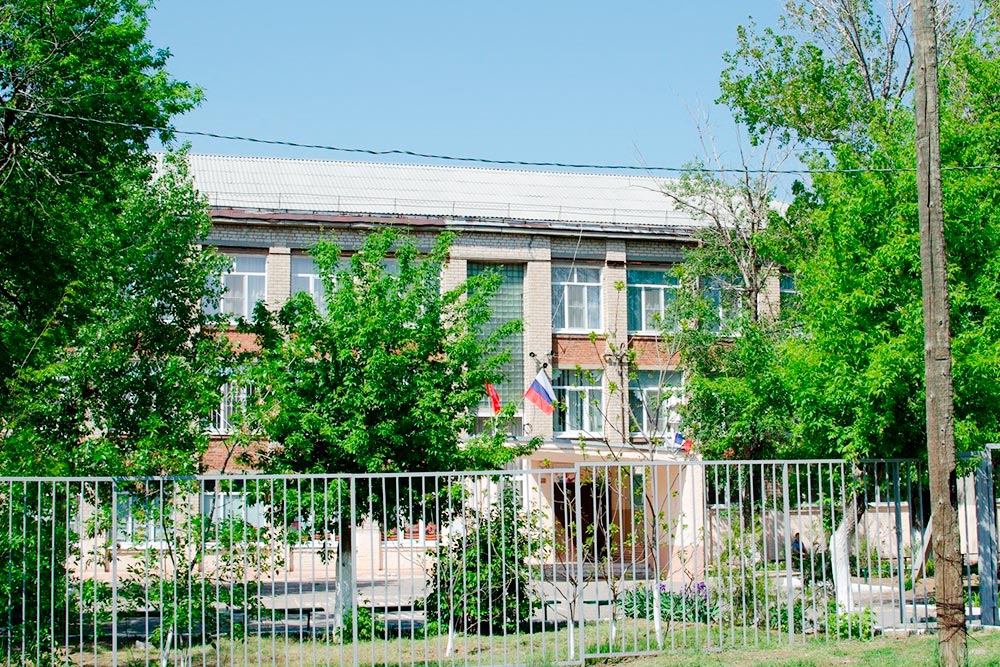 Это школа, в которой я училась. Она находится в Советском районе, и почти все муниципальные волгоградские школы выглядят так