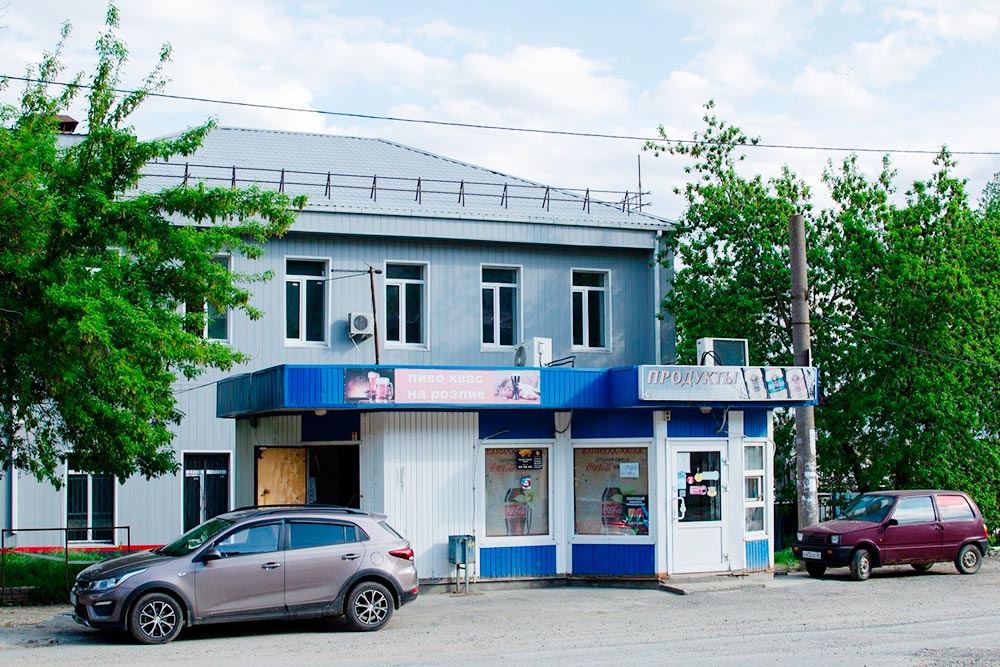 Кроме больших сетевых в Волгограде есть и такие маленькие магазинчики с продуктами. Особенно много их в спальных районах