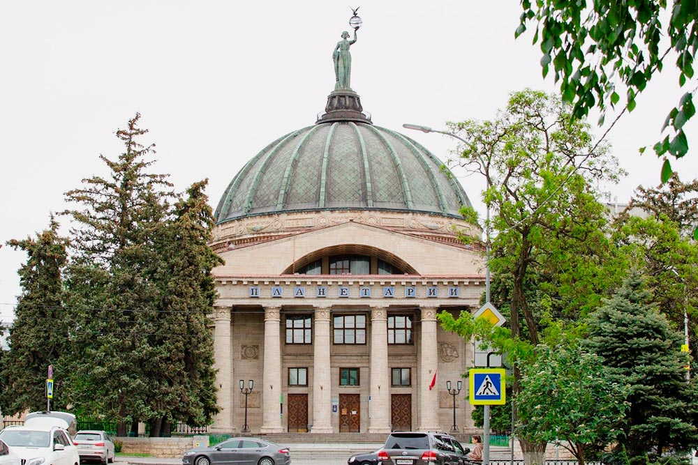Это основное здание Волгоградского планетария, а обсерватория находится во внутреннем дворе